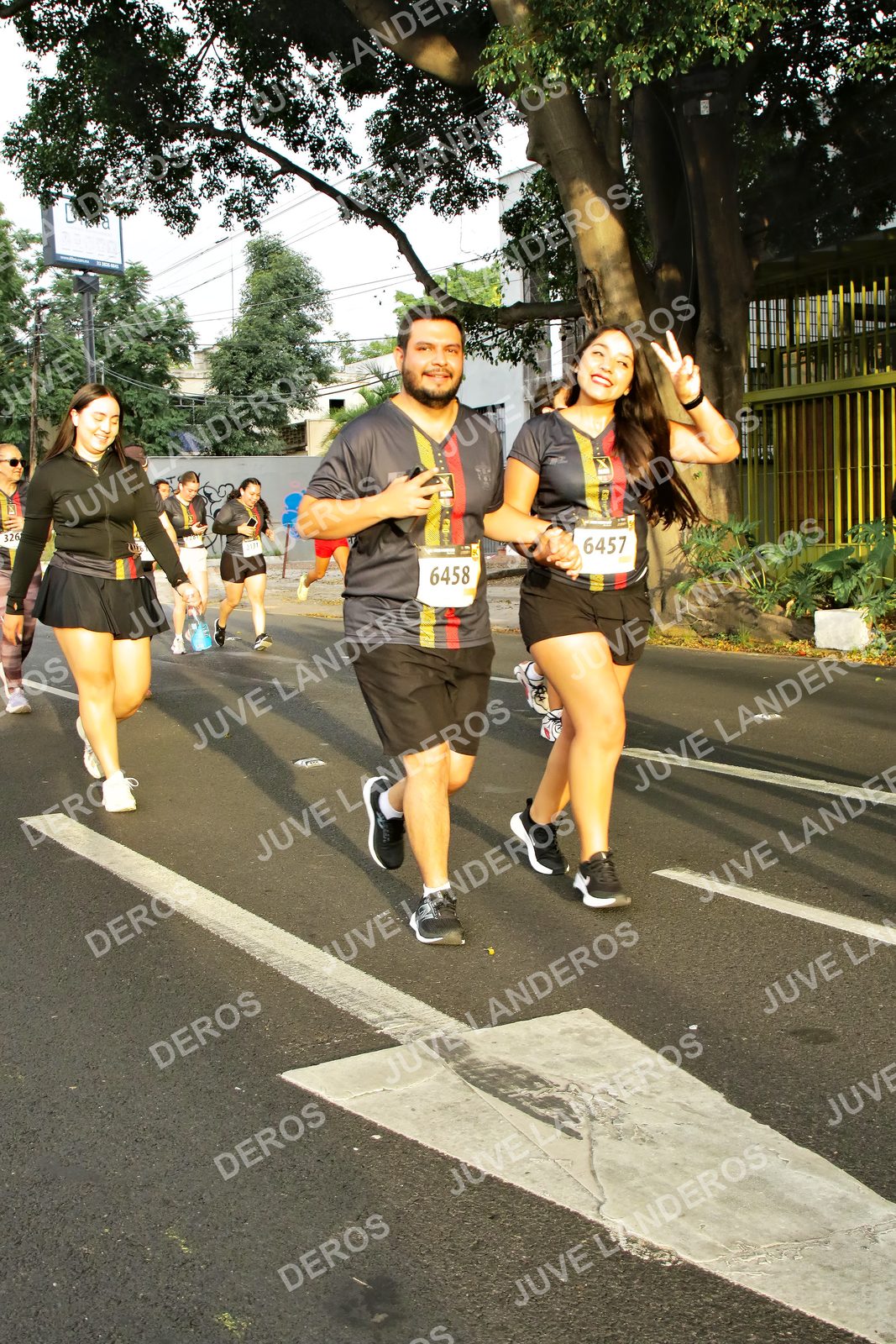 Foto de la X Carrera Leones Negros Red Cola 2026 en Rectoría General de la UdeG, Av. Juárez 976 (meta en Av. Enrique Díaz de León y Pedro Moreno), Guadalajara a las 07:22 · dorsal 6457, 6458, 326