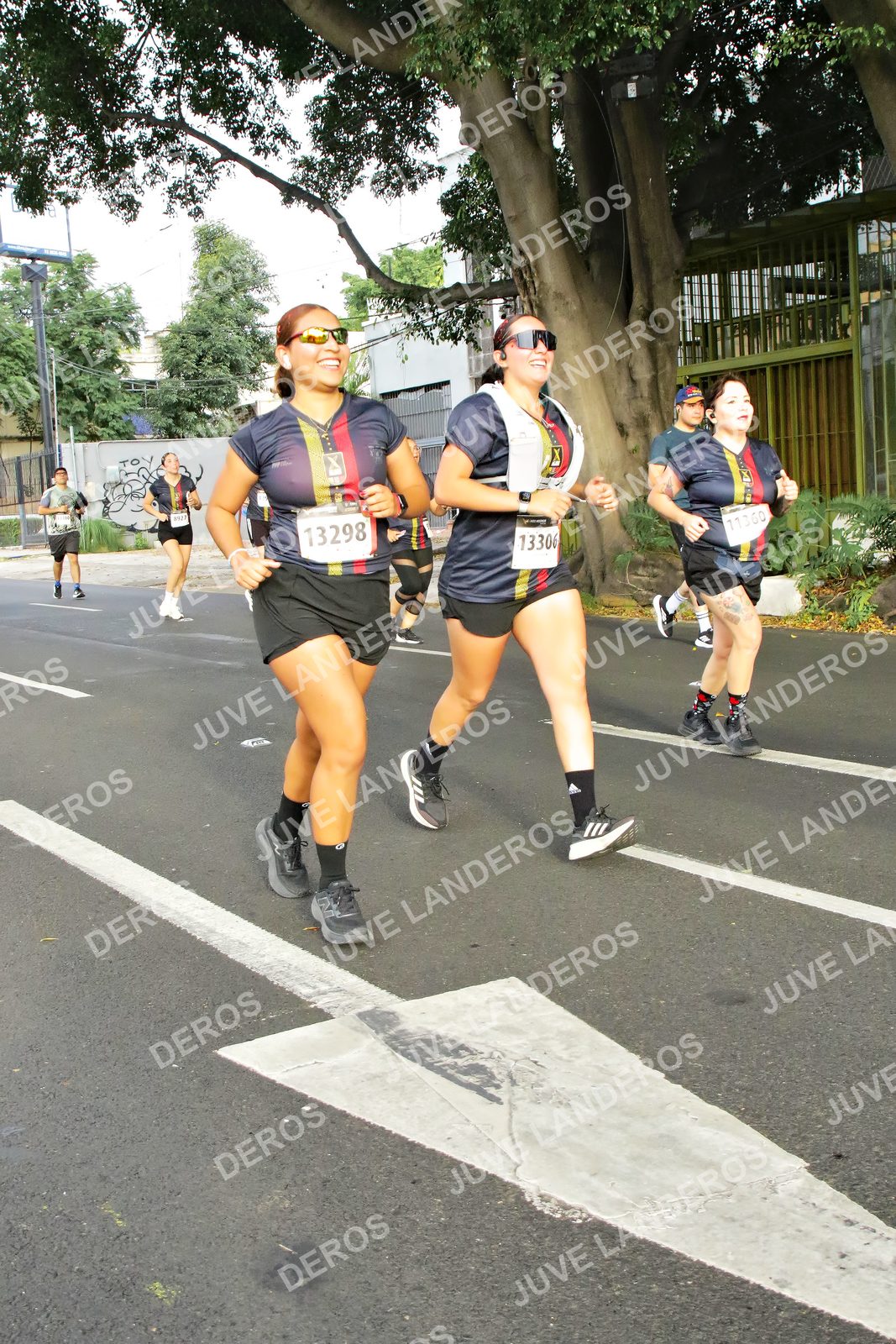 Foto de la X Carrera Leones Negros Red Cola 2026 en Rectoría General de la UdeG, Av. Juárez 976 (meta en Av. Enrique Díaz de León y Pedro Moreno), Guadalajara a las 08:07 · dorsal 13298, 13306, 11360