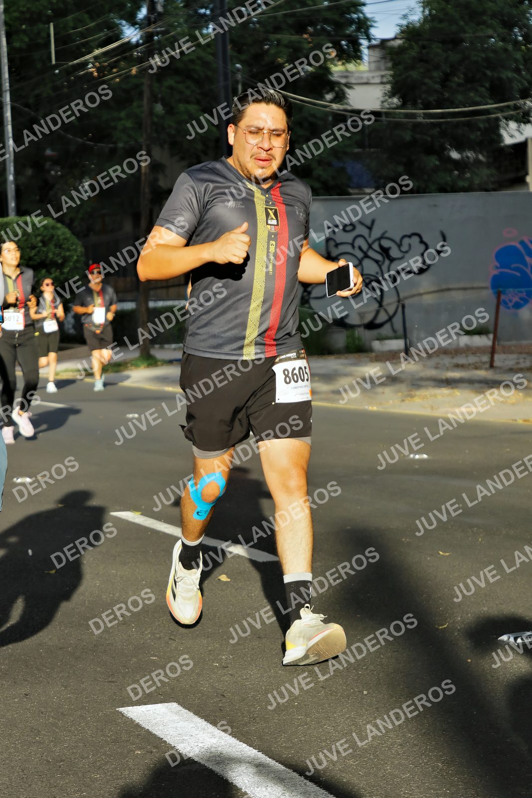 Foto de la X Carrera Leones Negros Red Cola 2026 en Rectoría General de la UdeG, Av. Juárez 976 (meta en Av. Enrique Díaz de León y Pedro Moreno), Guadalajara a las 07:45 · dorsal 8605
