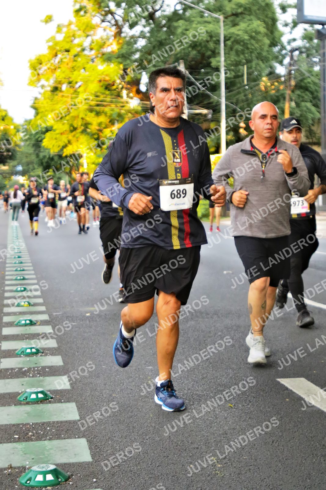 Foto de la X Carrera Leones Negros Red Cola 2026 en Rectoría General de la UdeG, Av. Juárez 976 (meta en Av. Enrique Díaz de León y Pedro Moreno), Guadalajara a las 05:04 · dorsal 689, 973