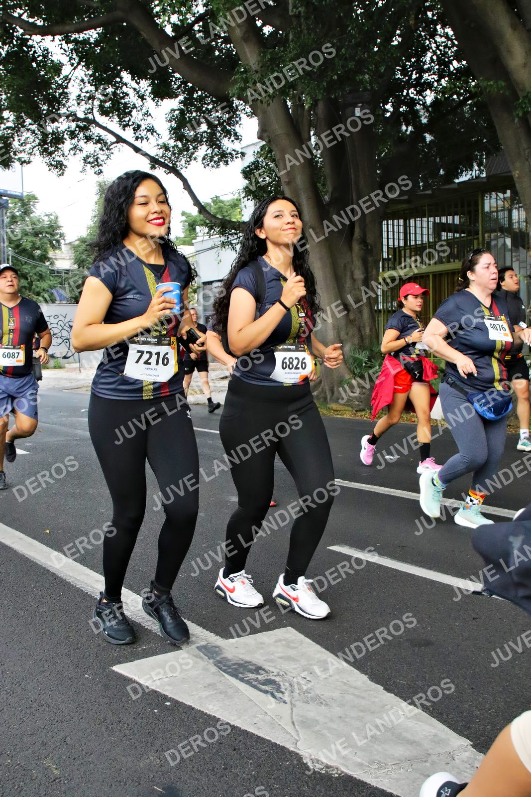 Foto de la X Carrera Leones Negros Red Cola 2026 en Rectoría General de la UdeG, Av. Juárez 976 (meta en Av. Enrique Díaz de León y Pedro Moreno), Guadalajara a las 05:12 · dorsal 6826, 6087, 7216, 4076