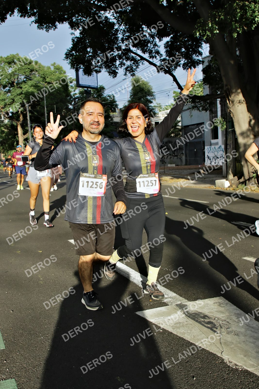 Foto de la X Carrera Leones Negros Red Cola 2026 en Rectoría General de la UdeG, Av. Juárez 976 (meta en Av. Enrique Díaz de León y Pedro Moreno), Guadalajara a las 07:55 · dorsal 11257, 11256, 9410