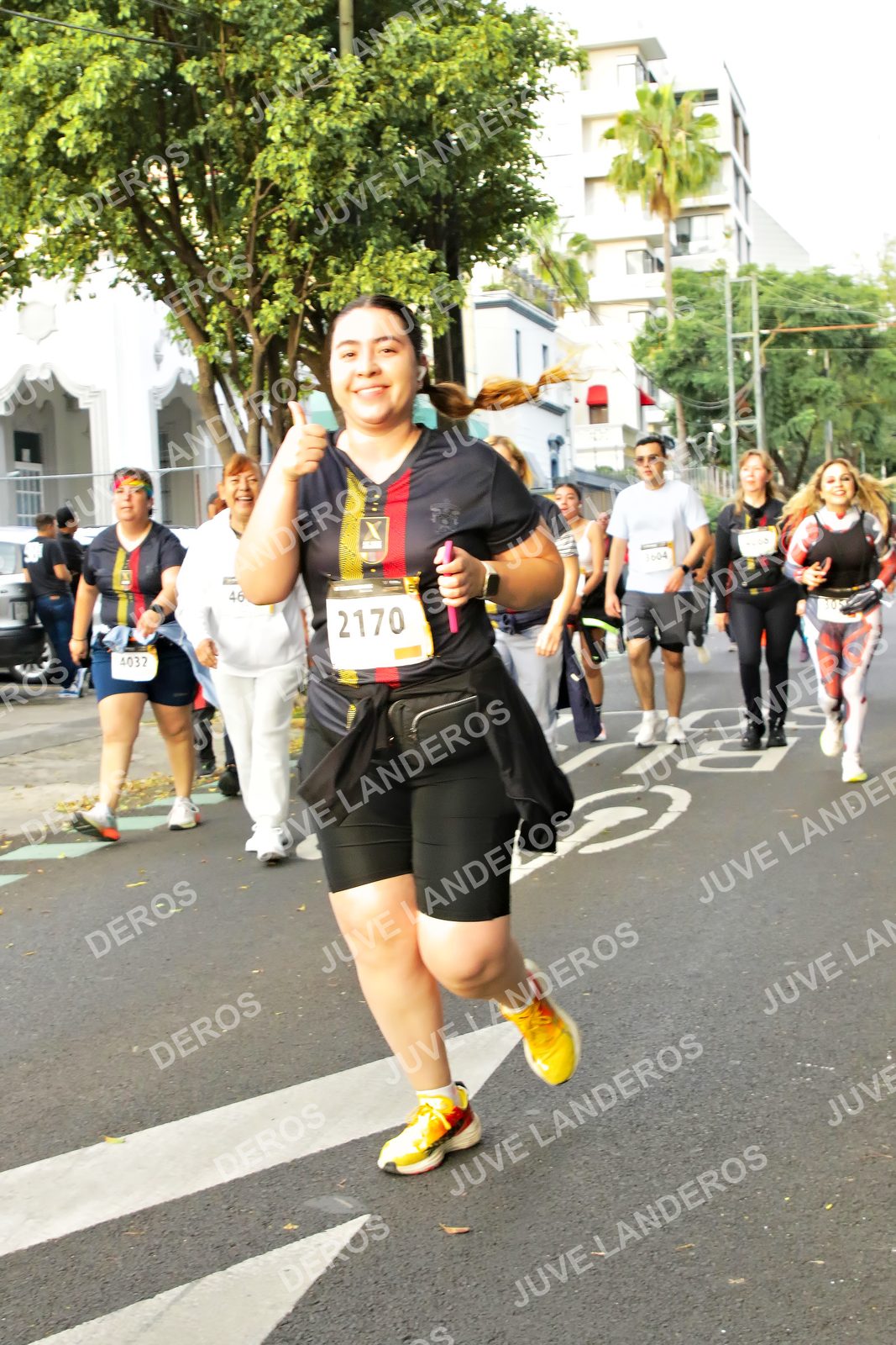 Foto de la X Carrera Leones Negros Red Cola 2026 en Rectoría General de la UdeG, Av. Juárez 976 (meta en Av. Enrique Díaz de León y Pedro Moreno), Guadalajara a las 07:21 · dorsal 2170, 4032, 46, 604