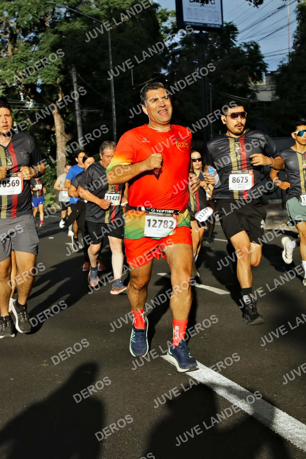 Foto de la X Carrera Leones Negros Red Cola 2026 en Rectoría General de la UdeG, Av. Juárez 976 (meta en Av. Enrique Díaz de León y Pedro Moreno), Guadalajara a las 07:47 · dorsal 12782, 8675, 11428, 11229
