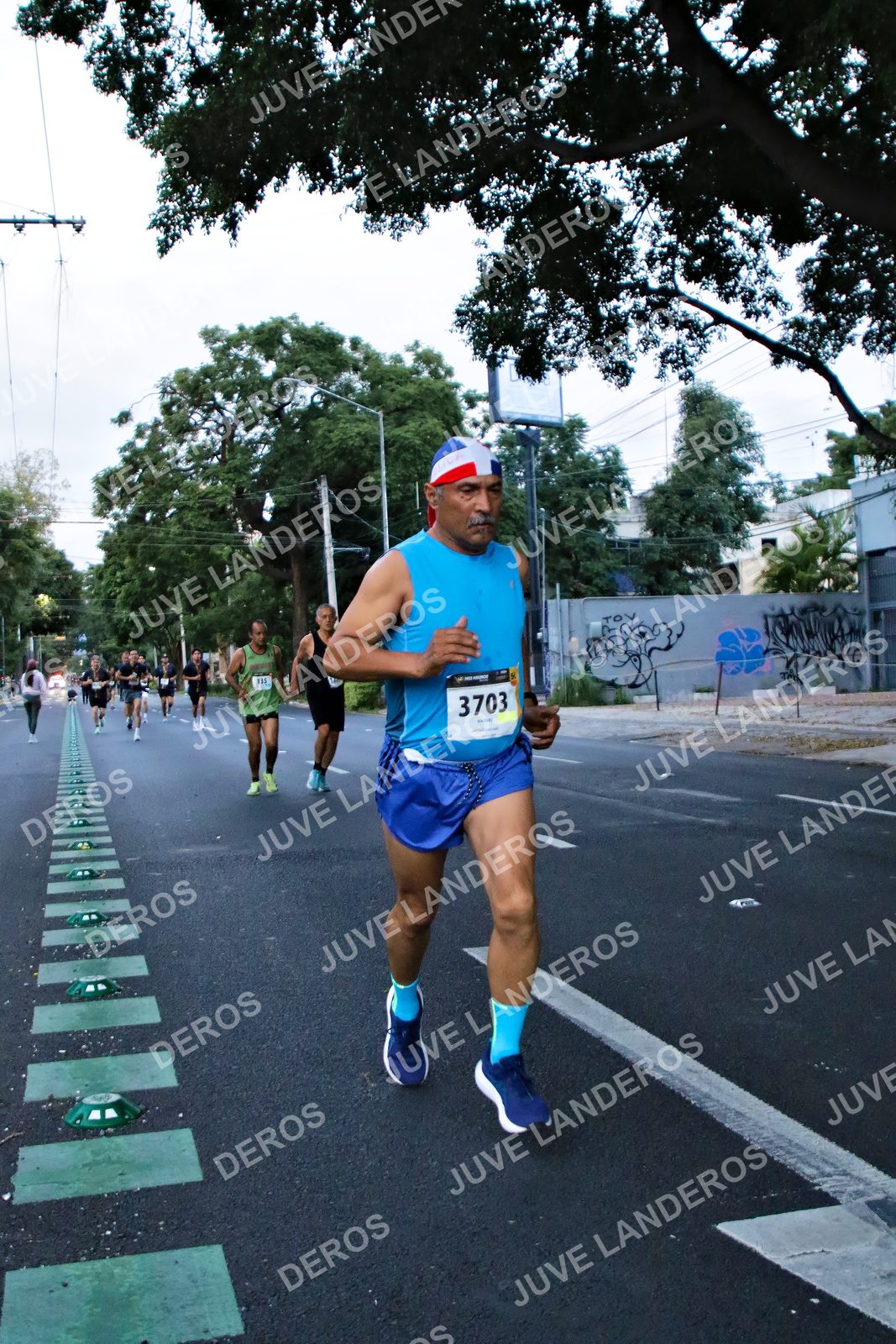 Foto de la X Carrera Leones Negros Red Cola 2026 en Rectoría General de la UdeG, Av. Juárez 976 (meta en Av. Enrique Díaz de León y Pedro Moreno), Guadalajara a las 04:55 · dorsal 3703