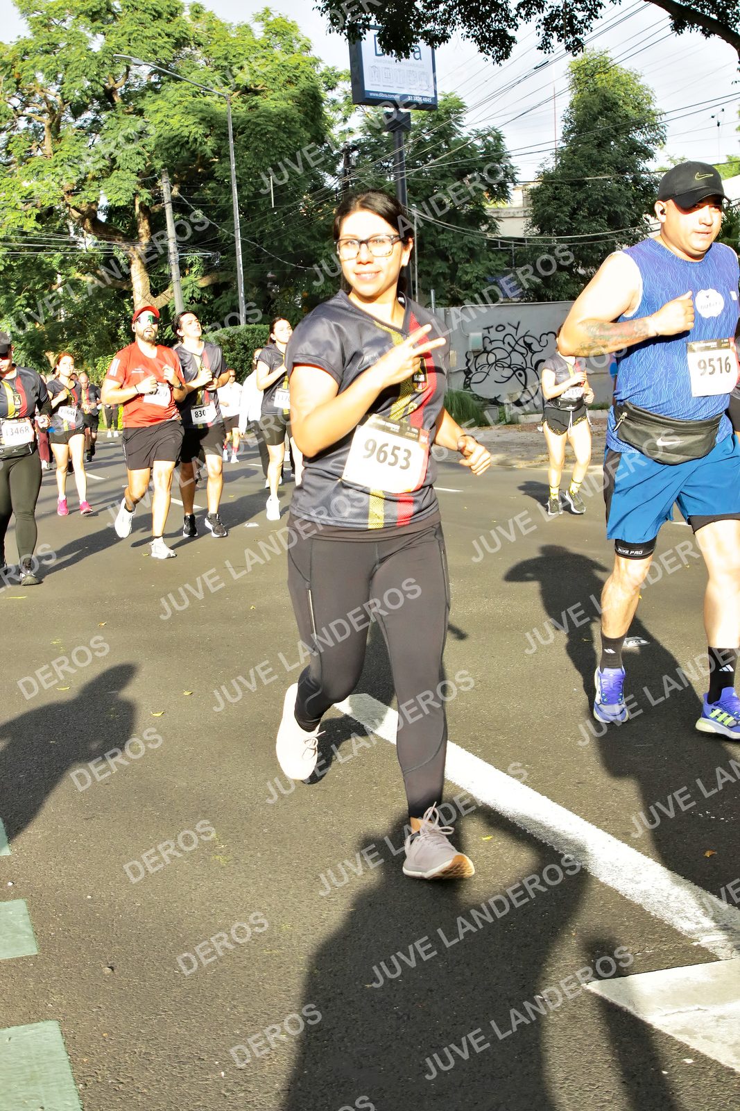 Foto de la X Carrera Leones Negros Red Cola 2026 en Rectoría General de la UdeG, Av. Juárez 976 (meta en Av. Enrique Díaz de León y Pedro Moreno), Guadalajara a las 07:58 · dorsal 9653, 9516, 3468, 830