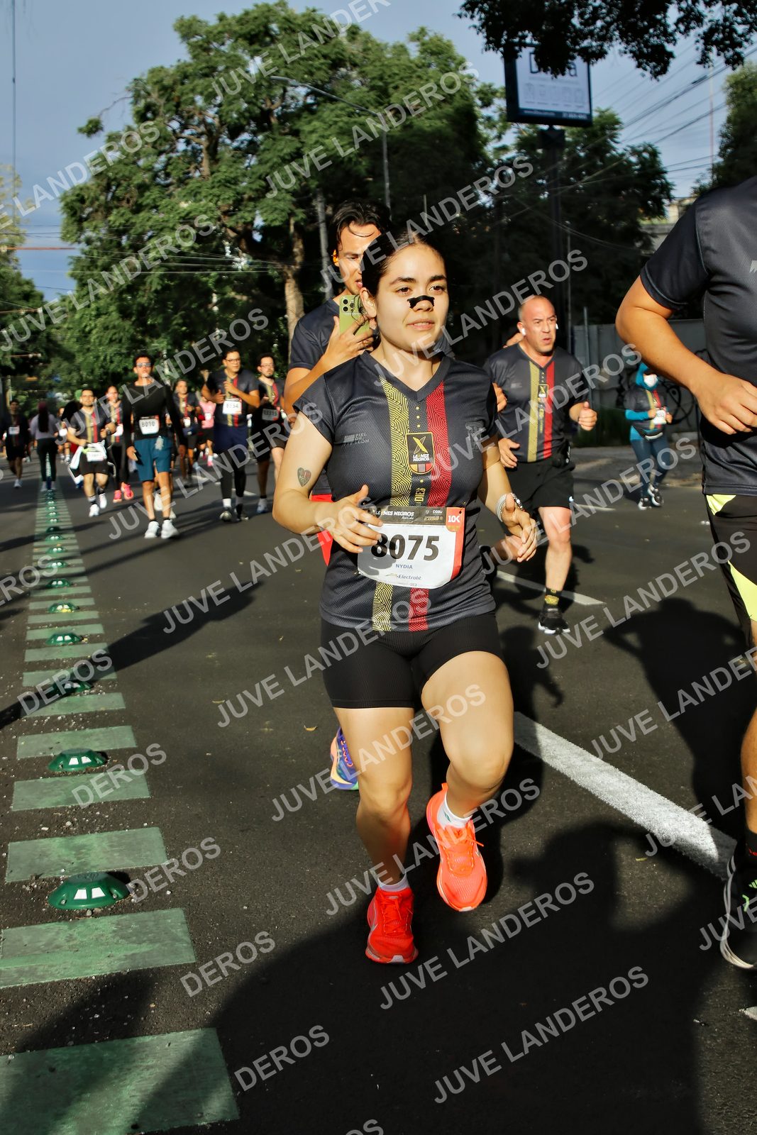 Foto de la X Carrera Leones Negros Red Cola 2026 en Rectoría General de la UdeG, Av. Juárez 976 (meta en Av. Enrique Díaz de León y Pedro Moreno), Guadalajara a las 07:58 · dorsal 8075