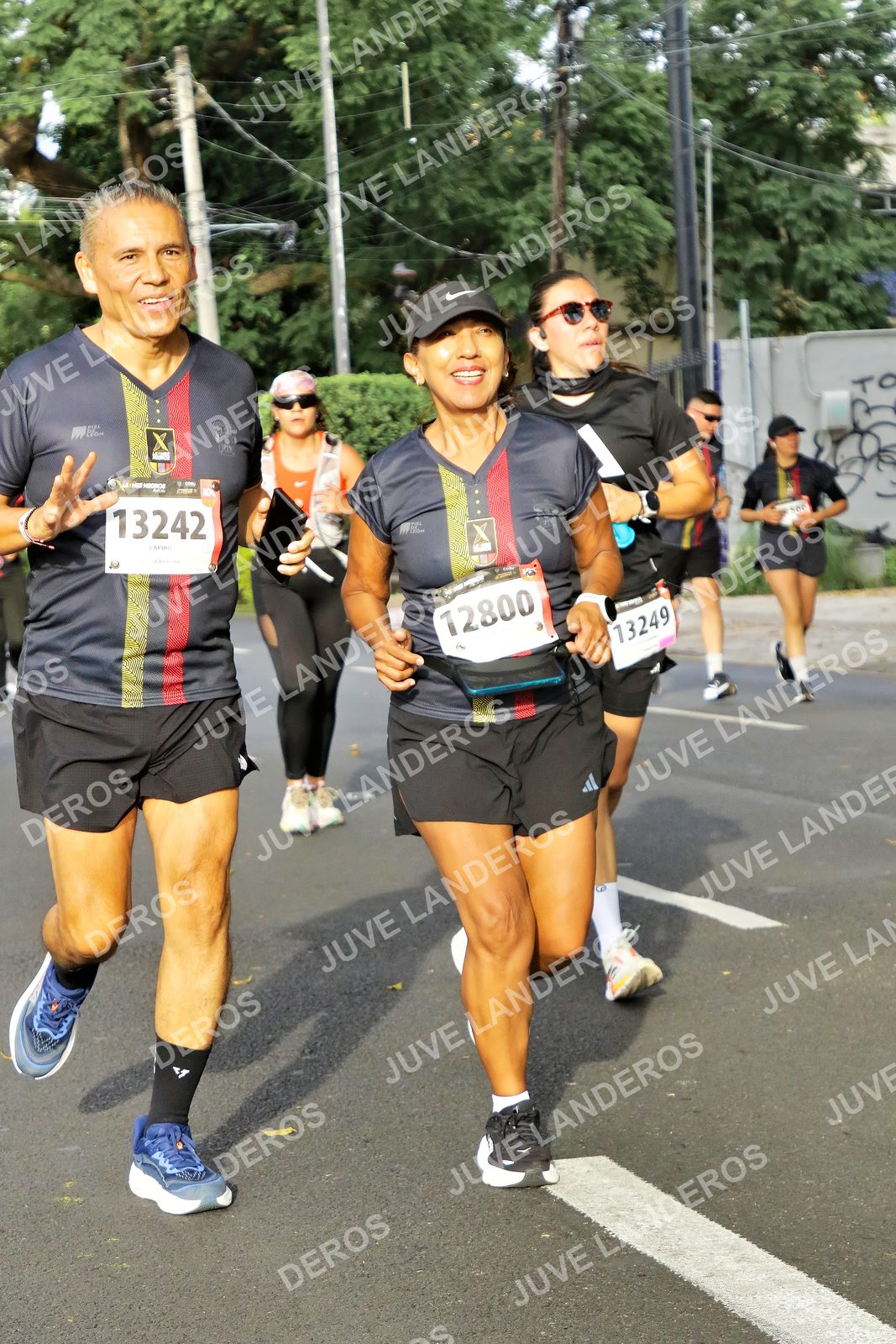 Foto de la X Carrera Leones Negros Red Cola 2026 en Rectoría General de la UdeG, Av. Juárez 976 (meta en Av. Enrique Díaz de León y Pedro Moreno), Guadalajara a las 08:05 · dorsal 13242, 12800, 13249