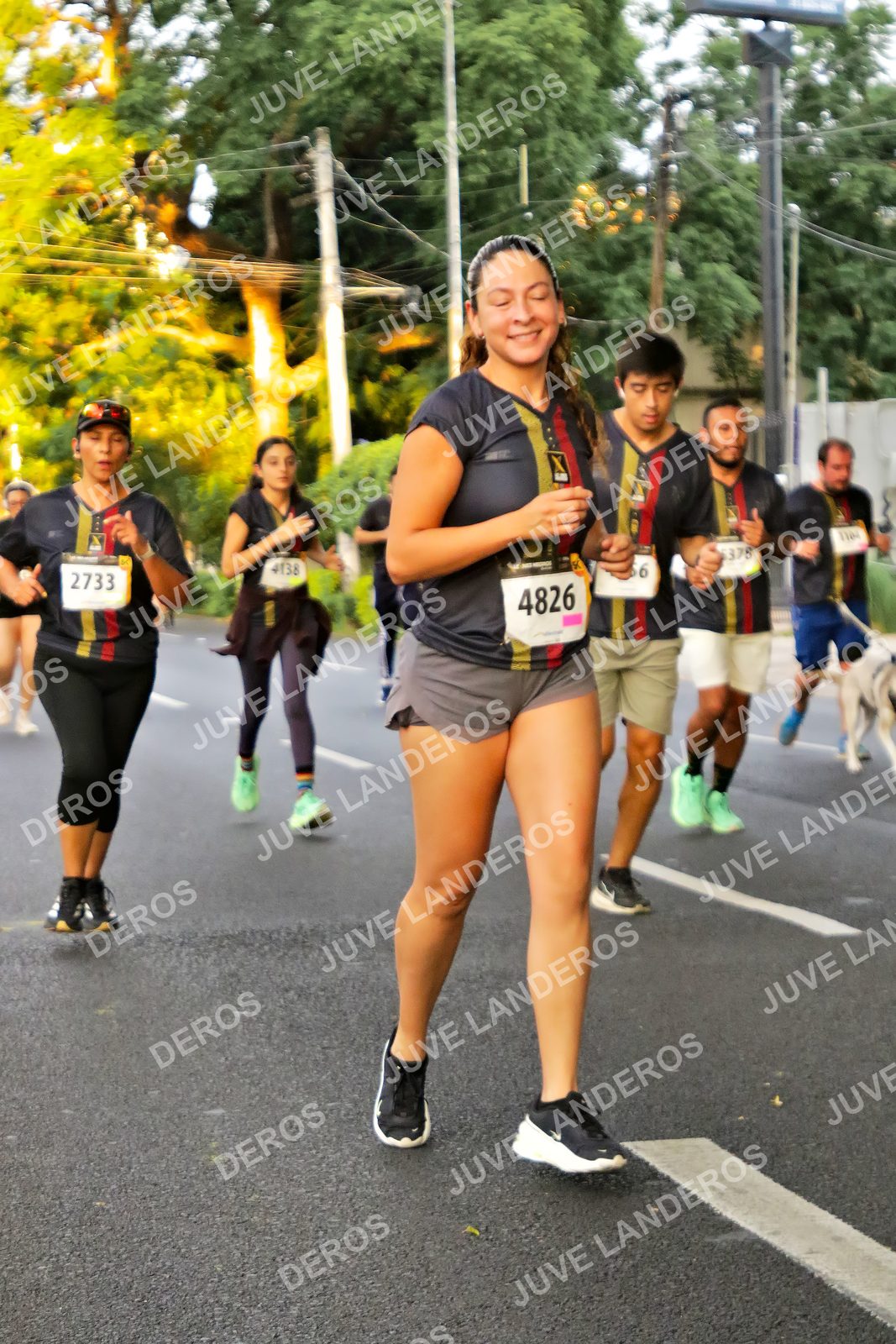 Foto de la X Carrera Leones Negros Red Cola 2026 en Rectoría General de la UdeG, Av. Juárez 976 (meta en Av. Enrique Díaz de León y Pedro Moreno), Guadalajara a las 05:02 · dorsal 4826, 2733, 4138, 378