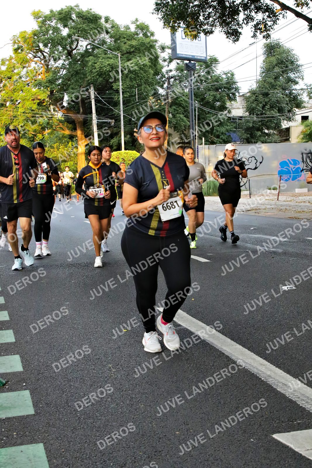 Foto de la X Carrera Leones Negros Red Cola 2026 en Rectoría General de la UdeG, Av. Juárez 976 (meta en Av. Enrique Díaz de León y Pedro Moreno), Guadalajara a las 05:06 · dorsal 799, 797