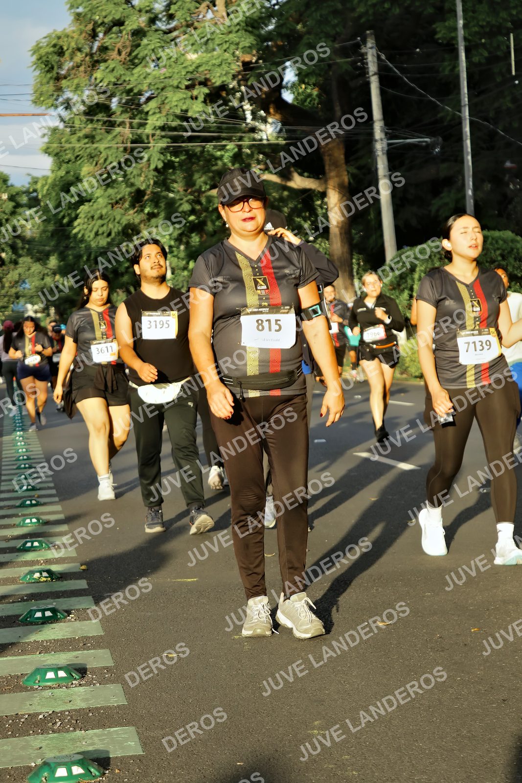 Foto de la X Carrera Leones Negros Red Cola 2026 en Rectoría General de la UdeG, Av. Juárez 976 (meta en Av. Enrique Díaz de León y Pedro Moreno), Guadalajara a las 07:27 · dorsal 815, 3195, 7139, 3611