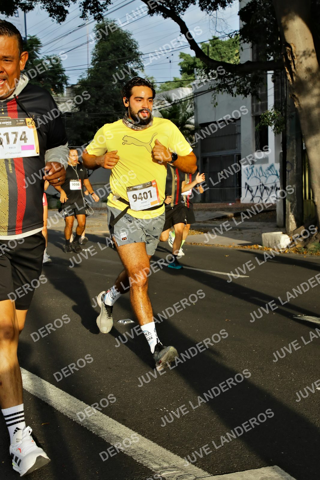 Foto de la X Carrera Leones Negros Red Cola 2026 en Rectoría General de la UdeG, Av. Juárez 976 (meta en Av. Enrique Díaz de León y Pedro Moreno), Guadalajara a las 07:35 · dorsal 9401, 174, 9066