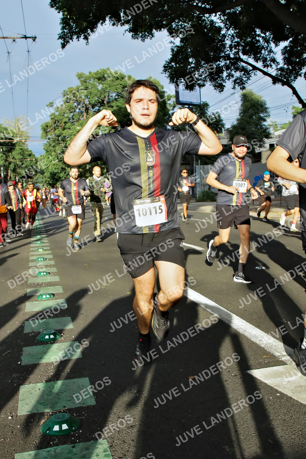 Foto de la X Carrera Leones Negros Red Cola 2026 en Rectoría General de la UdeG, Av. Juárez 976 (meta en Av. Enrique Díaz de León y Pedro Moreno), Guadalajara a las 07:50 · dorsal 10115, 9307, 8538