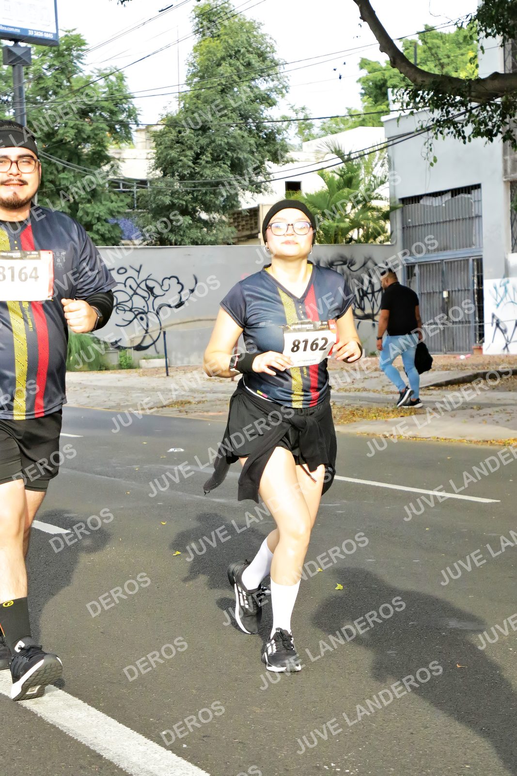 Foto de la X Carrera Leones Negros Red Cola 2026 en Rectoría General de la UdeG, Av. Juárez 976 (meta en Av. Enrique Díaz de León y Pedro Moreno), Guadalajara a las 08:12 · dorsal 8162, 8164