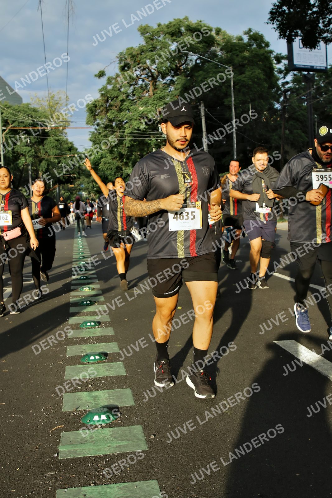 Foto de la X Carrera Leones Negros Red Cola 2026 en Rectoría General de la UdeG, Av. Juárez 976 (meta en Av. Enrique Díaz de León y Pedro Moreno), Guadalajara a las 07:36 · dorsal 4635, 3955, 162