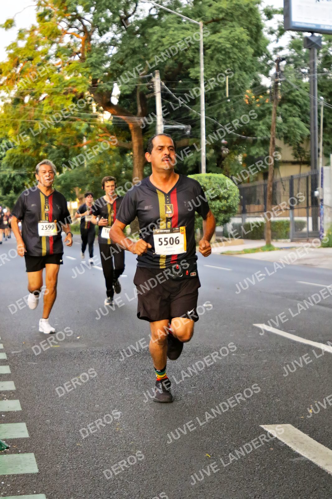 Foto de la X Carrera Leones Negros Red Cola 2026 en Rectoría General de la UdeG, Av. Juárez 976 (meta en Av. Enrique Díaz de León y Pedro Moreno), Guadalajara a las 04:59 · dorsal 5506, 2599, 16