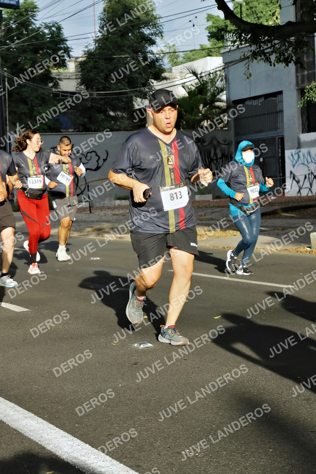 Foto de la X Carrera Leones Negros Red Cola 2026 en Rectoría General de la UdeG, Av. Juárez 976 (meta en Av. Enrique Díaz de León y Pedro Moreno), Guadalajara a las 07:58 · dorsal 813, 9032, 13319, 10260