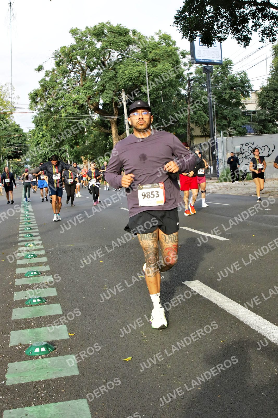 Foto de la X Carrera Leones Negros Red Cola 2026 en Rectoría General de la UdeG, Av. Juárez 976 (meta en Av. Enrique Díaz de León y Pedro Moreno), Guadalajara a las 08:05 · dorsal 9853, 10505, 8160
