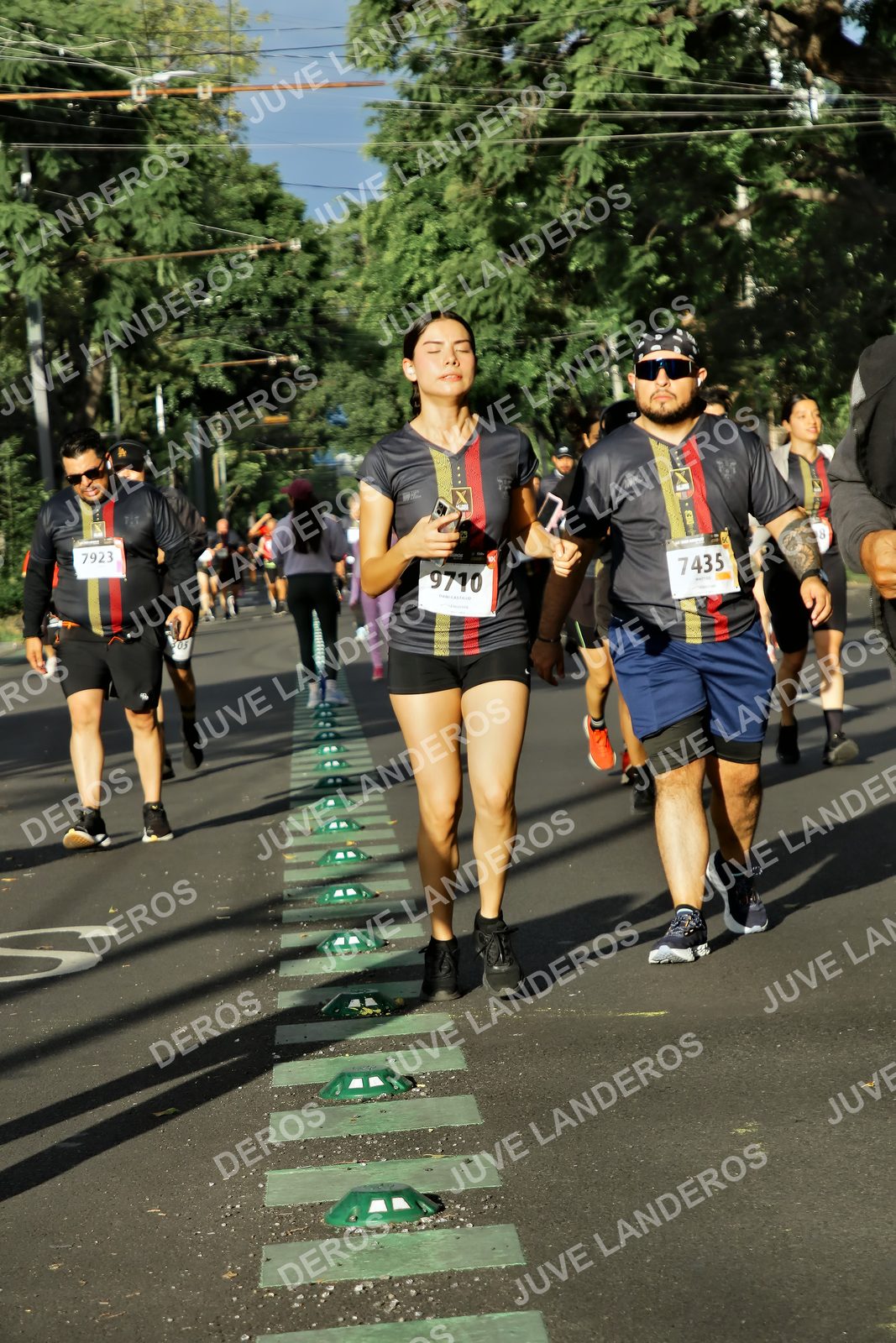 Foto de la X Carrera Leones Negros Red Cola 2026 en Rectoría General de la UdeG, Av. Juárez 976 (meta en Av. Enrique Díaz de León y Pedro Moreno), Guadalajara a las 07:55 · dorsal 9710, 7435, 7923