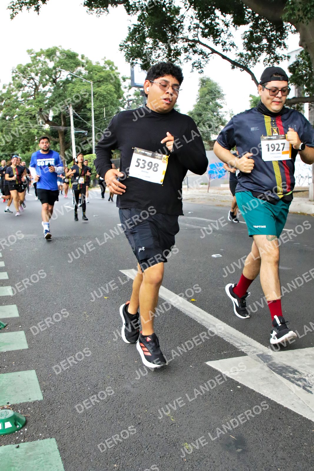 Foto de la X Carrera Leones Negros Red Cola 2026 en Rectoría General de la UdeG, Av. Juárez 976 (meta en Av. Enrique Díaz de León y Pedro Moreno), Guadalajara a las 07:15 · dorsal 5398, 1927
