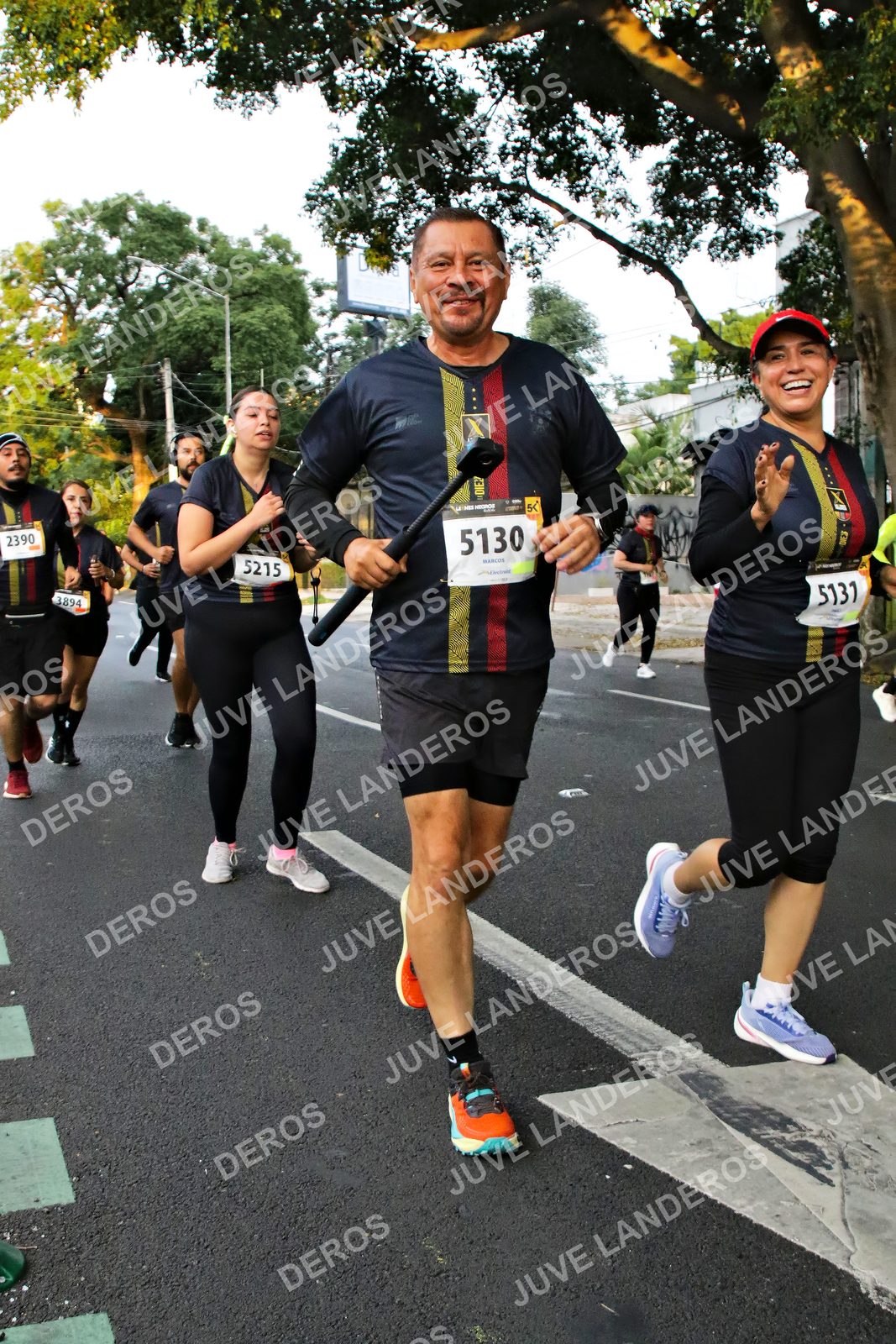 Foto de la X Carrera Leones Negros Red Cola 2026 en Rectoría General de la UdeG, Av. Juárez 976 (meta en Av. Enrique Díaz de León y Pedro Moreno), Guadalajara a las 05:06 · dorsal 5130, 5215, 2390, 3894