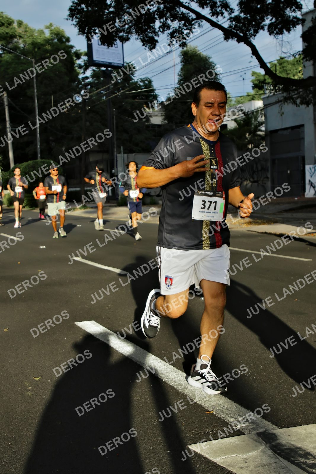 Foto de la X Carrera Leones Negros Red Cola 2026 en Rectoría General de la UdeG, Av. Juárez 976 (meta en Av. Enrique Díaz de León y Pedro Moreno), Guadalajara a las 07:43 · dorsal 371