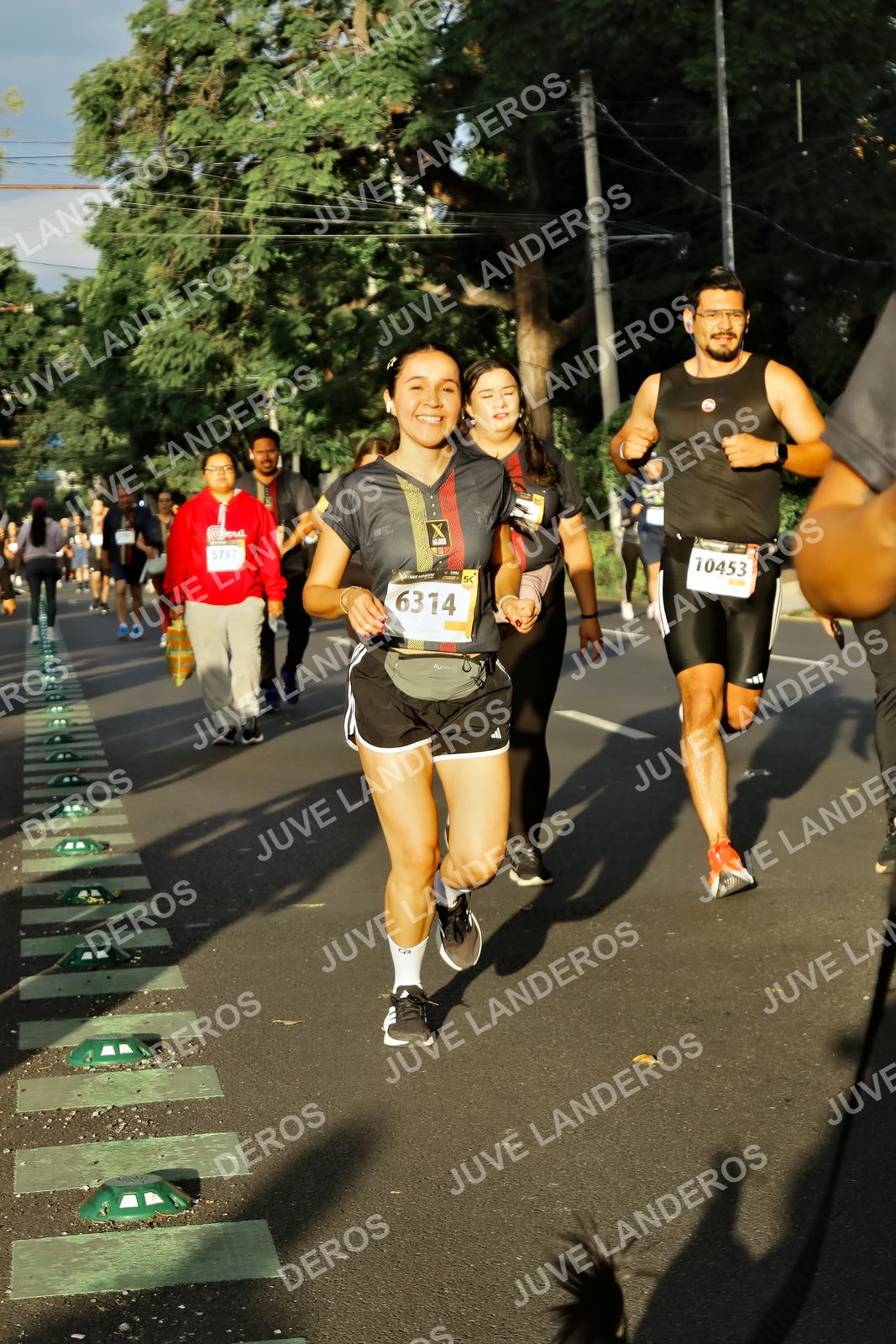 Foto de la X Carrera Leones Negros Red Cola 2026 en Rectoría General de la UdeG, Av. Juárez 976 (meta en Av. Enrique Díaz de León y Pedro Moreno), Guadalajara a las 07:29 · dorsal 6314, 10453, 5737