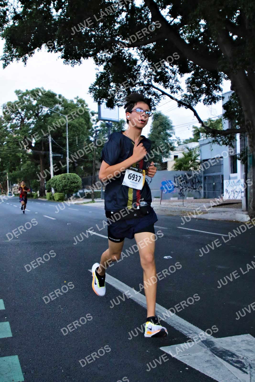 Foto de la X Carrera Leones Negros Red Cola 2026 en Rectoría General de la UdeG, Av. Juárez 976 (meta en Av. Enrique Díaz de León y Pedro Moreno), Guadalajara a las 04:55 · dorsal 6937