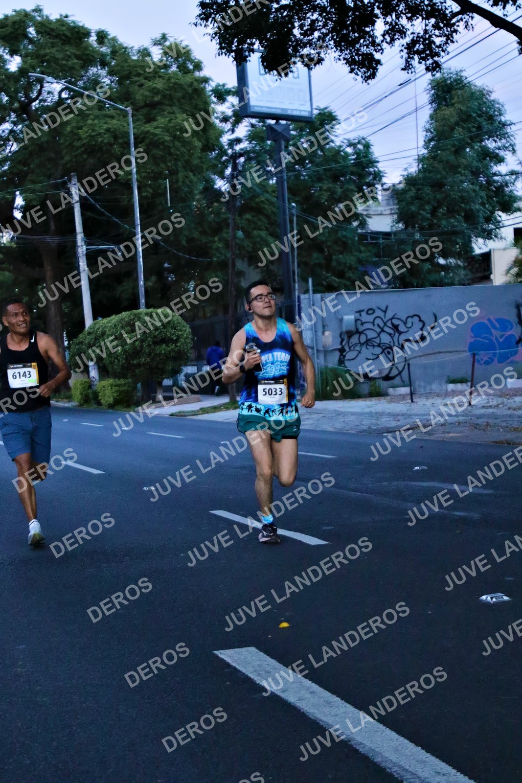 Foto de la X Carrera Leones Negros Red Cola 2026 en Rectoría General de la UdeG, Av. Juárez 976 (meta en Av. Enrique Díaz de León y Pedro Moreno), Guadalajara a las 04:50 · dorsal 5033, 6143