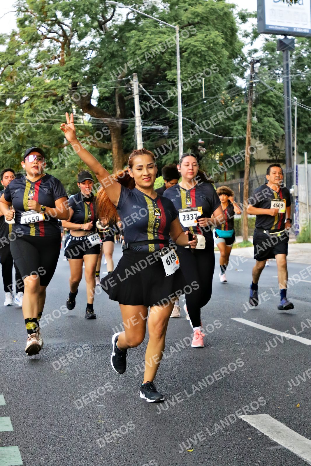 Foto de la X Carrera Leones Negros Red Cola 2026 en Rectoría General de la UdeG, Av. Juárez 976 (meta en Av. Enrique Díaz de León y Pedro Moreno), Guadalajara a las 05:08 · dorsal 2337, 1559, 4609, 6198