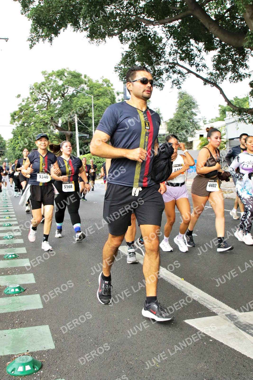 Foto de la X Carrera Leones Negros Red Cola 2026 en Rectoría General de la UdeG, Av. Juárez 976 (meta en Av. Enrique Díaz de León y Pedro Moreno), Guadalajara a las 07:17 · dorsal 4402, 5340, 5168