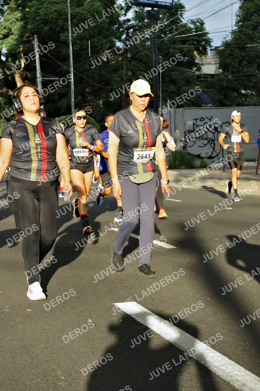 Foto de la X Carrera Leones Negros Red Cola 2026 en Rectoría General de la UdeG, Av. Juárez 976 (meta en Av. Enrique Díaz de León y Pedro Moreno), Guadalajara a las 07:42 · dorsal 2645, 10578, 8550