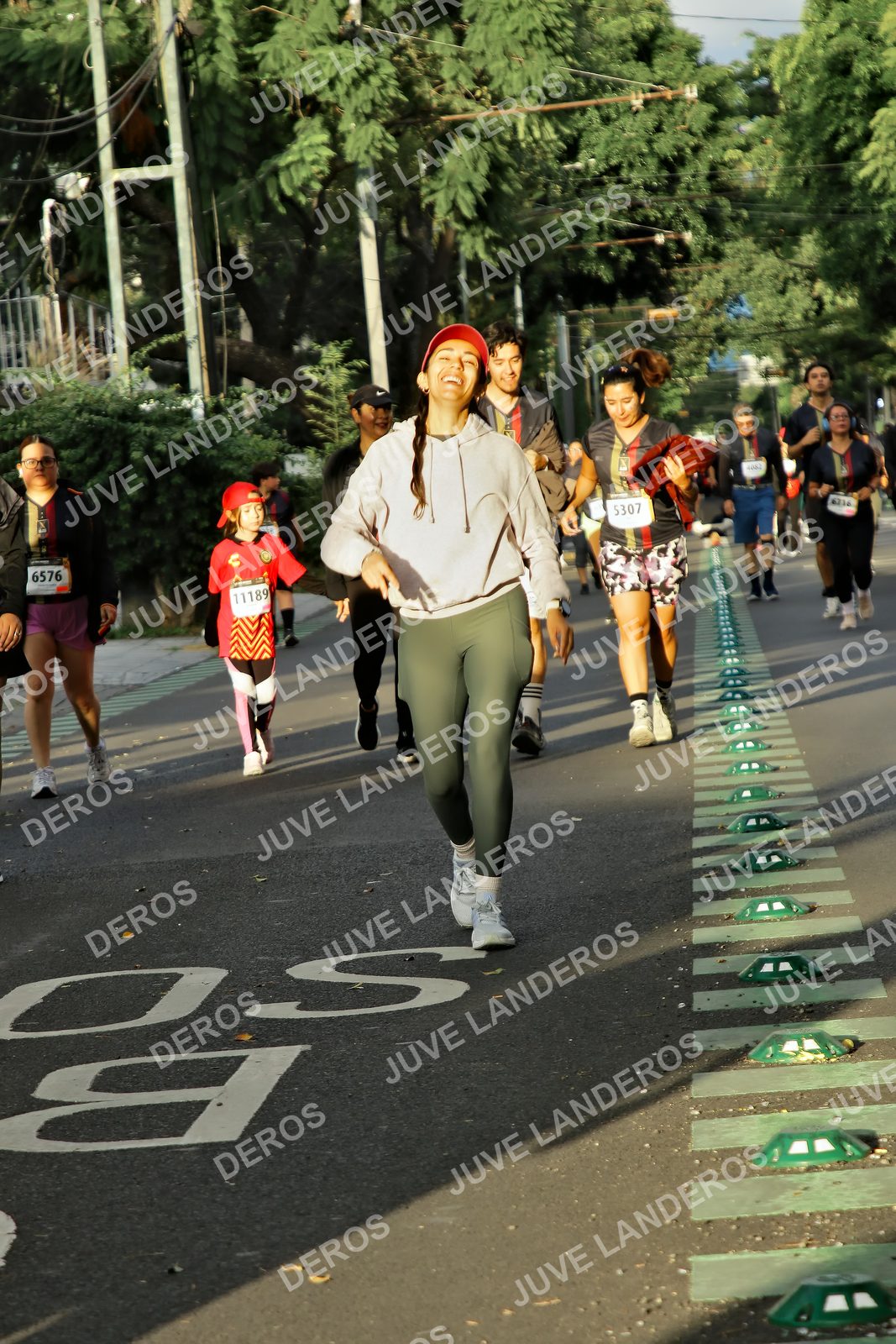 Foto de la X Carrera Leones Negros Red Cola 2026 en Rectoría General de la UdeG, Av. Juárez 976 (meta en Av. Enrique Díaz de León y Pedro Moreno), Guadalajara a las 07:29 · dorsal 5307, 6576, 11189