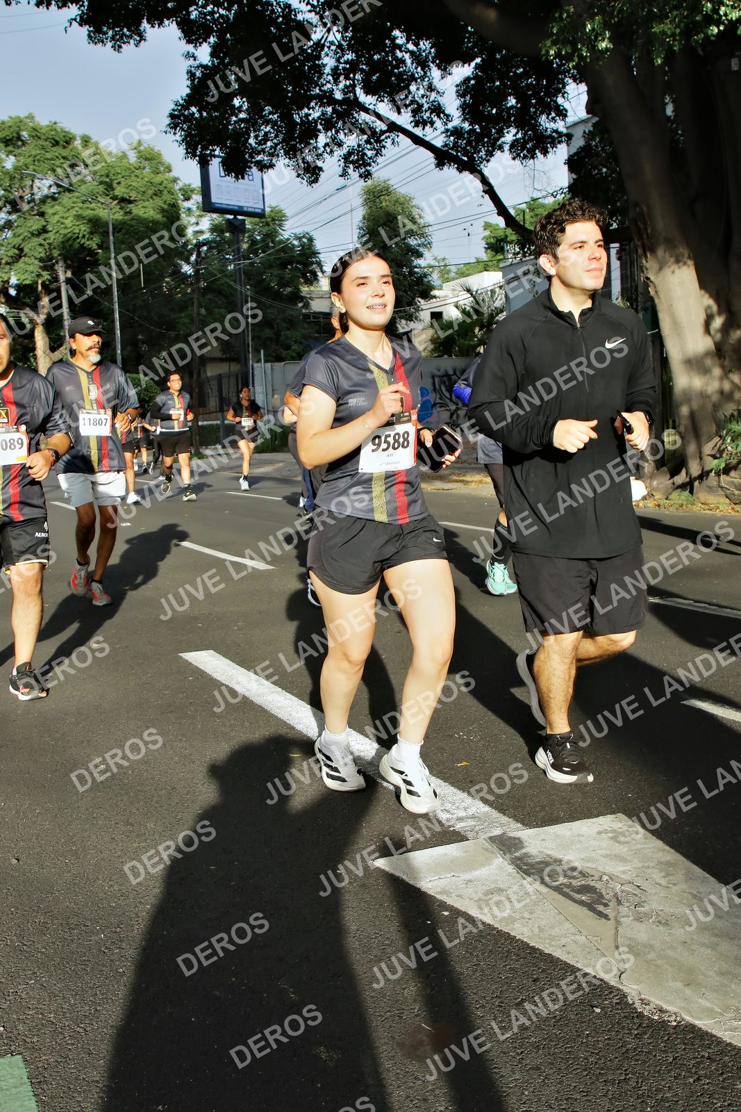 Foto de la X Carrera Leones Negros Red Cola 2026 en Rectoría General de la UdeG, Av. Juárez 976 (meta en Av. Enrique Díaz de León y Pedro Moreno), Guadalajara a las 07:59 · dorsal 9588, 89, 11807
