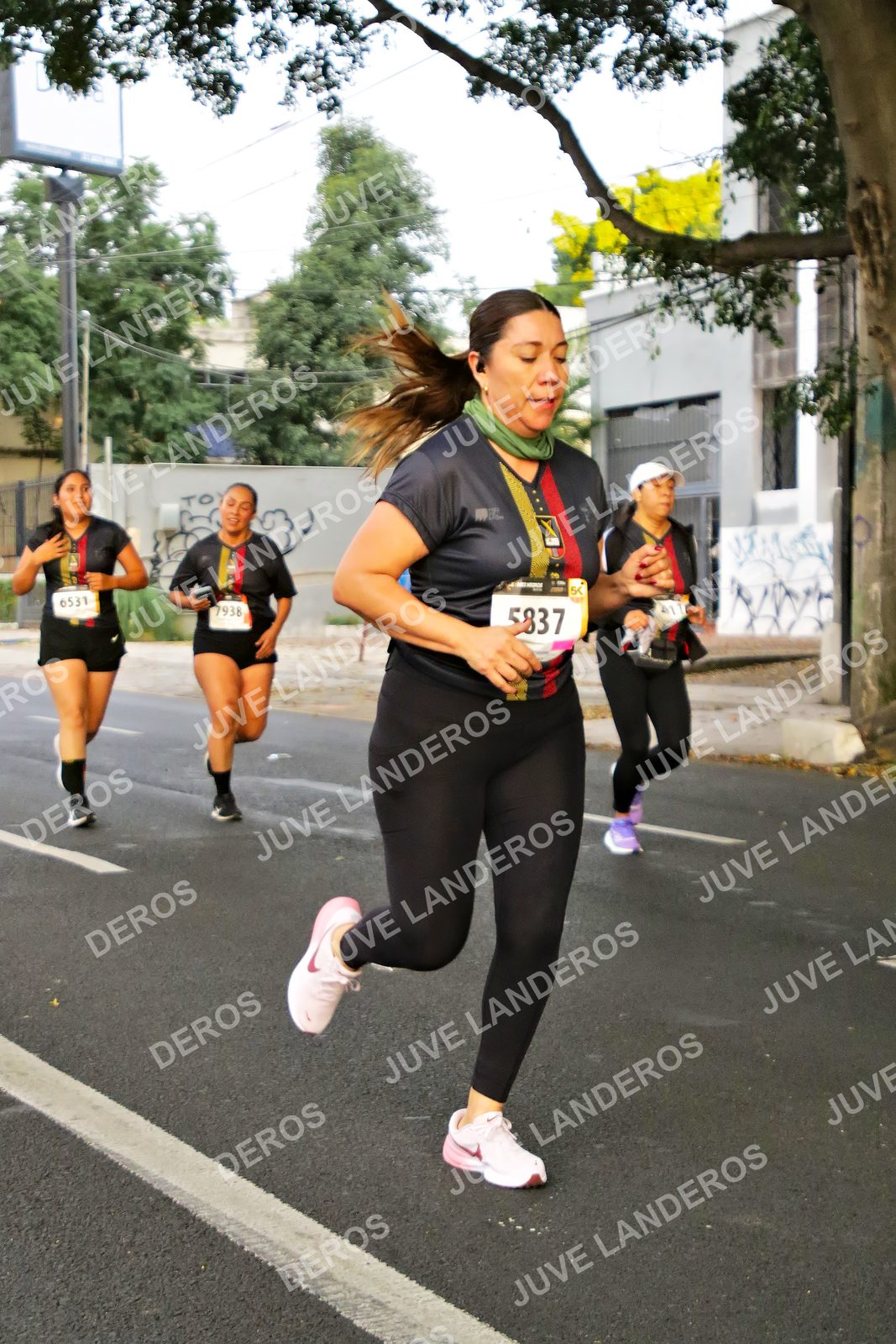 Foto de la X Carrera Leones Negros Red Cola 2026 en Rectoría General de la UdeG, Av. Juárez 976 (meta en Av. Enrique Díaz de León y Pedro Moreno), Guadalajara a las 05:01 · dorsal 5837, 6531, 7938