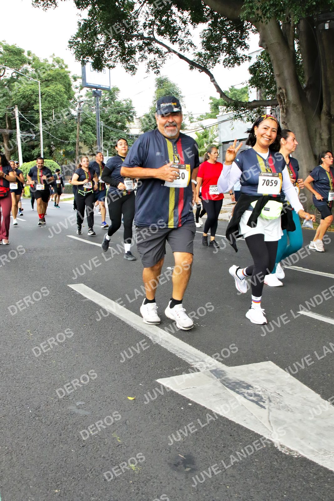 Foto de la X Carrera Leones Negros Red Cola 2026 en Rectoría General de la UdeG, Av. Juárez 976 (meta en Av. Enrique Díaz de León y Pedro Moreno), Guadalajara a las 07:16 · dorsal 7059, 1322, 6031, 30
