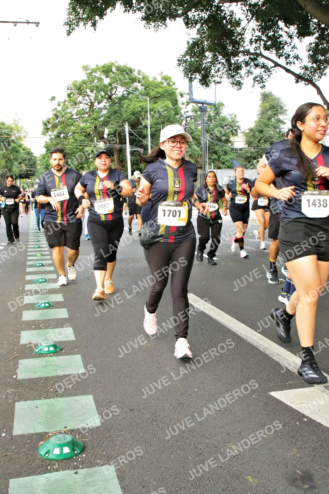 Foto de la X Carrera Leones Negros Red Cola 2026 en Rectoría General de la UdeG, Av. Juárez 976 (meta en Av. Enrique Díaz de León y Pedro Moreno), Guadalajara a las 07:18 · dorsal 1438, 1701, 3482, 3483