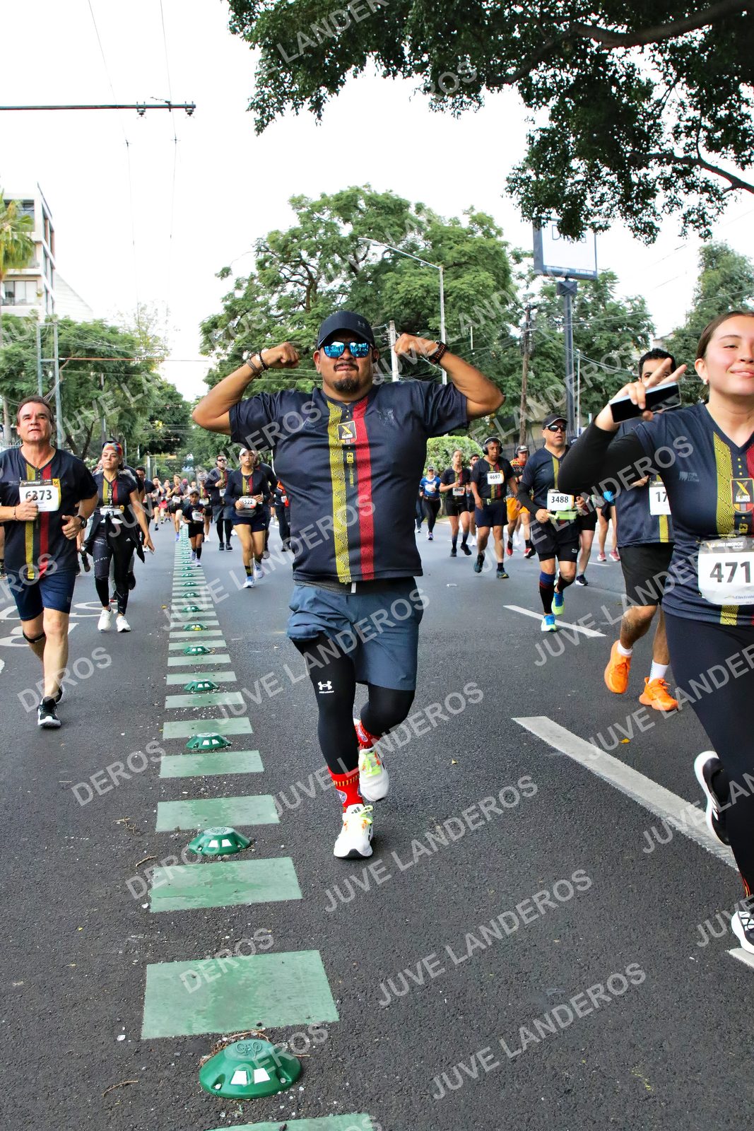 Foto de la X Carrera Leones Negros Red Cola 2026 en Rectoría General de la UdeG, Av. Juárez 976 (meta en Av. Enrique Díaz de León y Pedro Moreno), Guadalajara a las 05:11 · dorsal 471, 3488, 17, 6373