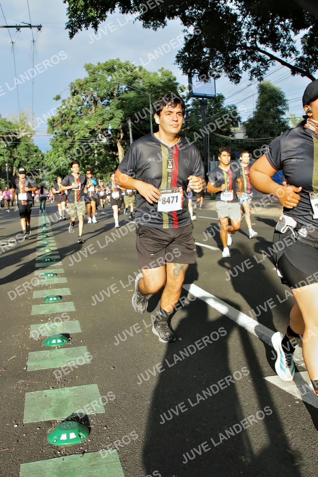 Foto de la X Carrera Leones Negros Red Cola 2026 en Rectoría General de la UdeG, Av. Juárez 976 (meta en Av. Enrique Díaz de León y Pedro Moreno), Guadalajara a las 07:46 · dorsal 8327, 8471