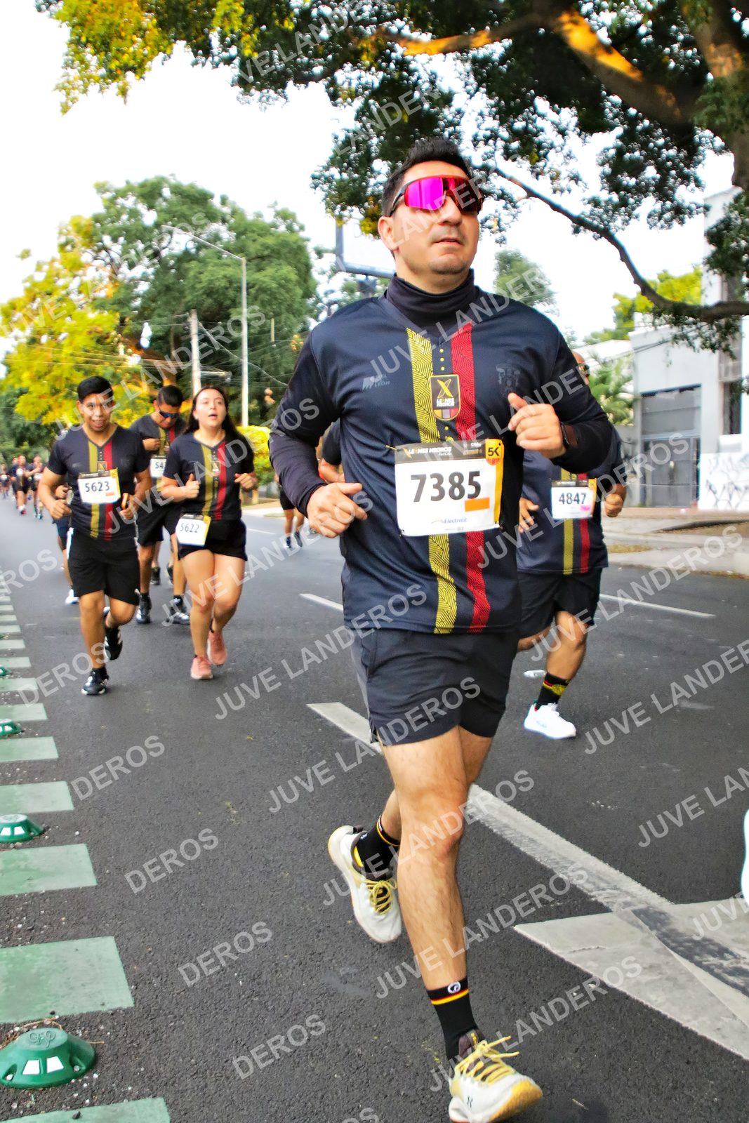 Foto de la X Carrera Leones Negros Red Cola 2026 en Rectoría General de la UdeG, Av. Juárez 976 (meta en Av. Enrique Díaz de León y Pedro Moreno), Guadalajara a las 05:05 · dorsal 7385, 4847, 5623, 5622