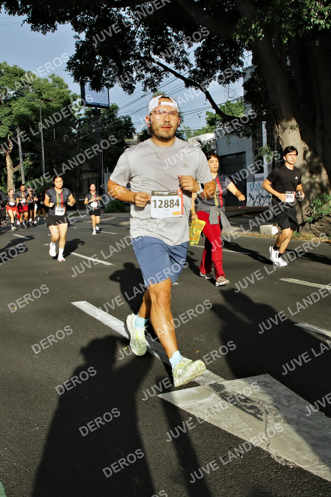 Foto de la X Carrera Leones Negros Red Cola 2026 en Rectoría General de la UdeG, Av. Juárez 976 (meta en Av. Enrique Díaz de León y Pedro Moreno), Guadalajara a las 07:57 · dorsal 12884, 8109, 8592