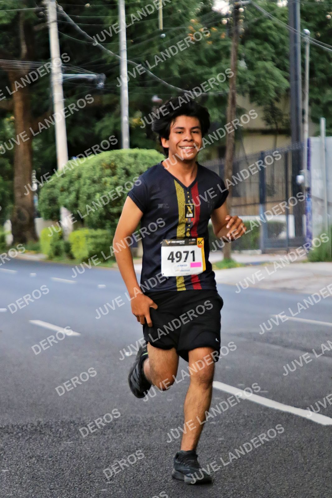 Foto de la X Carrera Leones Negros Red Cola 2026 en Rectoría General de la UdeG, Av. Juárez 976 (meta en Av. Enrique Díaz de León y Pedro Moreno), Guadalajara a las 04:58 · dorsal 4971
