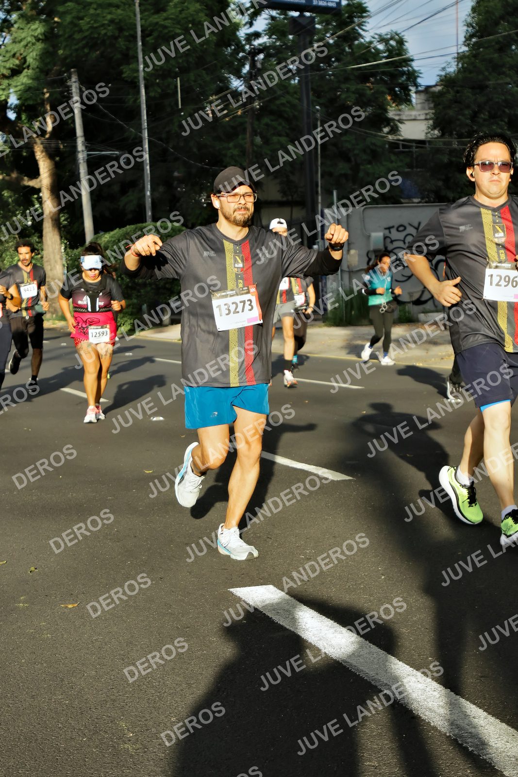 Foto de la X Carrera Leones Negros Red Cola 2026 en Rectoría General de la UdeG, Av. Juárez 976 (meta en Av. Enrique Díaz de León y Pedro Moreno), Guadalajara a las 07:41 · dorsal 1296, 13273, 12593
