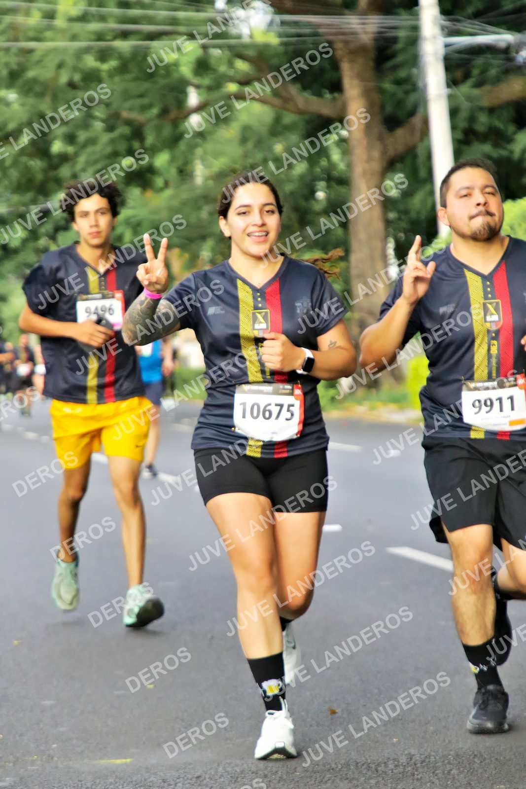 Foto de la X Carrera Leones Negros Red Cola 2026 en Rectoría General de la UdeG, Av. Juárez 976 (meta en Av. Enrique Díaz de León y Pedro Moreno), Guadalajara a las 08:16 · dorsal 10675, 9911, 9496