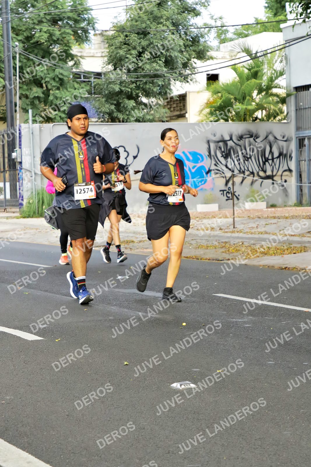 Foto de la X Carrera Leones Negros Red Cola 2026 en Rectoría General de la UdeG, Av. Juárez 976 (meta en Av. Enrique Díaz de León y Pedro Moreno), Guadalajara a las 08:15 · dorsal 2573, 12574, 518