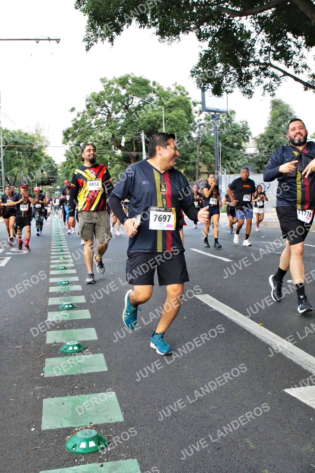 Foto de la X Carrera Leones Negros Red Cola 2026 en Rectoría General de la UdeG, Av. Juárez 976 (meta en Av. Enrique Díaz de León y Pedro Moreno), Guadalajara a las 05:13 · dorsal 7697, 6952, 4254, 4830