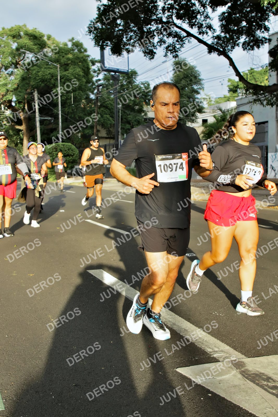 Foto de la X Carrera Leones Negros Red Cola 2026 en Rectoría General de la UdeG, Av. Juárez 976 (meta en Av. Enrique Díaz de León y Pedro Moreno), Guadalajara a las 07:37 · dorsal 10974, 1870