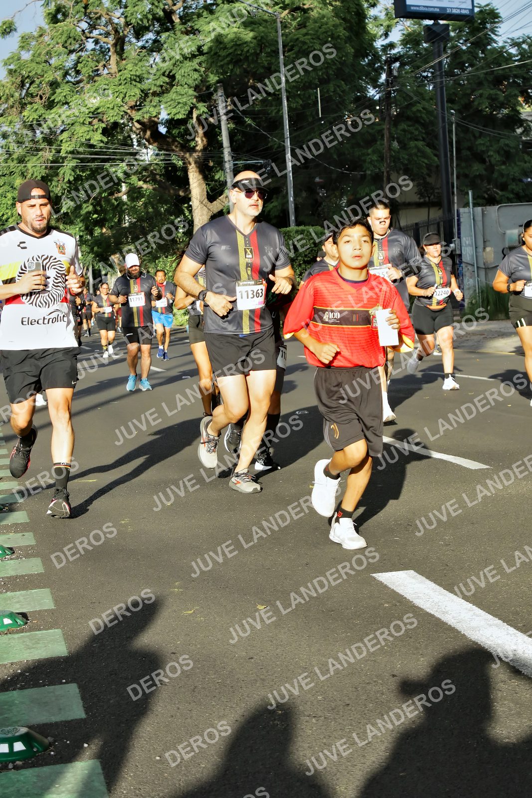 Foto de la X Carrera Leones Negros Red Cola 2026 en Rectoría General de la UdeG, Av. Juárez 976 (meta en Av. Enrique Díaz de León y Pedro Moreno), Guadalajara a las 07:53 · dorsal 11363, 11791, 12240