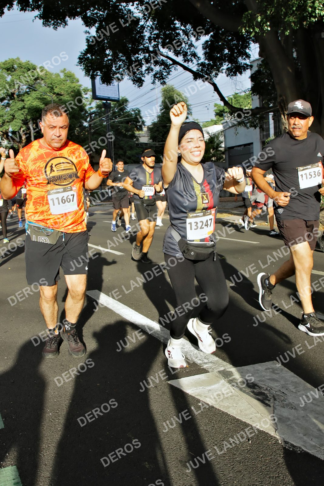 Foto de la X Carrera Leones Negros Red Cola 2026 en Rectoría General de la UdeG, Av. Juárez 976 (meta en Av. Enrique Díaz de León y Pedro Moreno), Guadalajara a las 07:56 · dorsal 13247, 11667, 11536, 2296