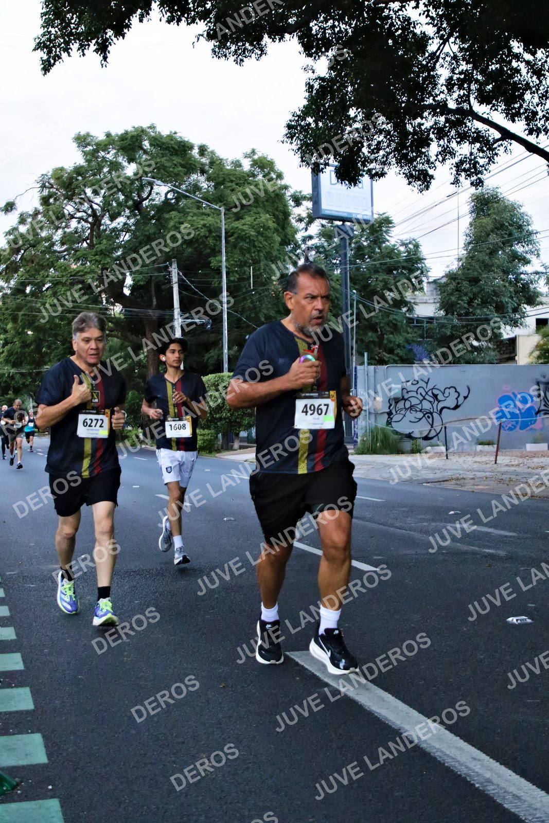 Foto de la X Carrera Leones Negros Red Cola 2026 en Rectoría General de la UdeG, Av. Juárez 976 (meta en Av. Enrique Díaz de León y Pedro Moreno), Guadalajara a las 04:55 · dorsal 4967, 6272, 1608